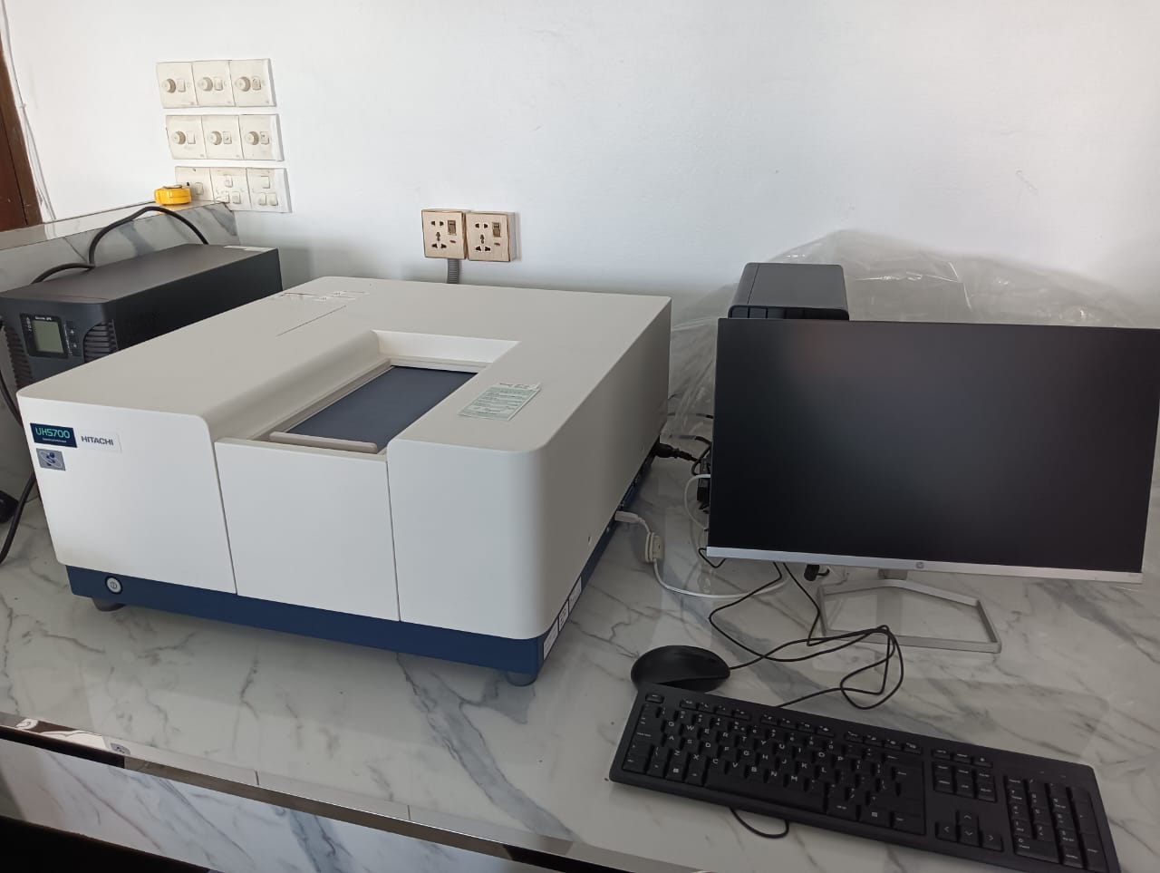 Hitachi UH5700 UV-Vis-NIR Spectrometer